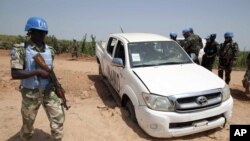 Beberapa anggota pasukan perdamaian PBB di Darfur (UNAMID) melakukan patroli (foto: dok). Tujuh tentara UNAMID tewas dalam serangan hari Sabtu (13/7). 