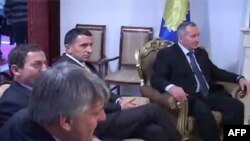 Opozita në Kosovë kërkon seancë të jashtëzakonshme për bisedimet Prishtinë-Beograd