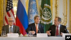 2014年1月13日，美国国务卿克里（中）、俄罗斯外长拉夫罗夫（右）与联合国-阿拉伯联盟叙利亚问题特使卜拉希米在美国驻巴黎大使官邸会晤，讨论叙利亚问题。