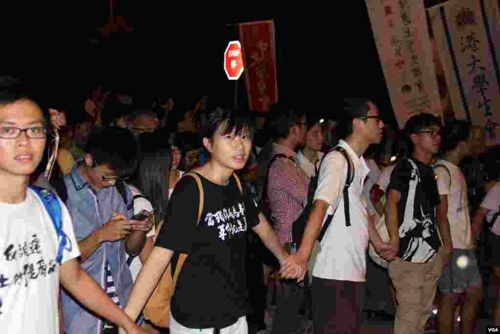 学联发起抗议梁振英拒绝对话公民抗命游行和留守礼宾府（美国之音图片/海彦拍摄）