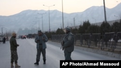 阿富汗保安部队人员守卫在首都喀布尔两次爆炸发生地点附近（2017年1月10日）。