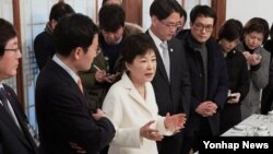 박근혜 한국 대통령이 1월 1일 청와대 상춘재에서 출입기자단과 신년인사회를 겸한 티타임을 갖고 참석자들의 질문에 답하고 있다. 