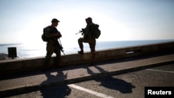 Dua tentara Israel mengawasi daerah Rosh Hanikra, dekat dengan perbatasan Lebanon (16/12). 