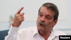 아베라르도 모레노 쿠바 외무부 부장관이 1일 수도 아바나에서 개최한 기자회견에서 국내외 현안에 대한 입장을 밝히고 있다. 