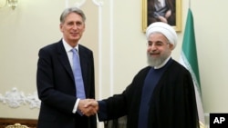 دیدار فیلیپ هاموند وزیر خارجه بریتانیا (چپ) با حسن روحانی رئیس جمهوری ایران در تهران - ۲ شهریور ۱۳۹۴ 