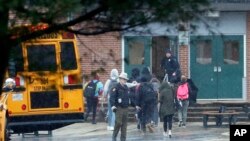 警察把发生了枪击事件的马里兰州大磨坊高中的学生转移走。（2018年3月20日）