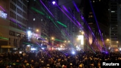 香港抗议者在示威期间使用激光笔 （2019年8月31日）