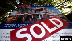 悉尼一栋房屋外面挂着“售出”的牌子。 