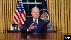 美国总统乔·拜登在白宫椭圆形办公室就以色列和哈马斯的冲突以及俄罗斯入侵乌克兰问题向全国发表讲话。（2023年10月19日）