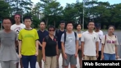 7月30日从中国各地赶来的工友、学生、沈梦雨等15人到深圳坪山区政府给书记递交公开信。（推特截图）