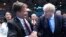 英国外相亨特祝贺约翰逊（右）当选英国首相。