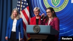 Kim Budil (kanan), Direktur Laboratorium Nasional "Lawrence Livermore", menjawab pertanyaan selama konferensi pers di Departemen Energi AS di Washington DC, Selasa 13 Desember 2022.