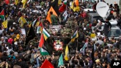 Ribuan warga Palestina menghadiri pemakaman Maysara Abu Hamdiyeh di Hebron, Tepi Barat, Kamis (4/4). 