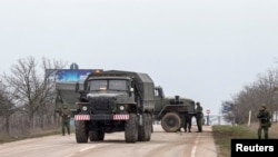 军车3月1日驶出克里米亚地区塞瓦斯托波尔国际机场