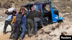 گزارش کمیسیون مستقل بین‌المللی تحقیق در مورد سوریه حاکی از آن است که با تشدید تنش در منطقه بیش از ۳۰۰ هزار پناهجوی سوری و نیز ۱۰۰ هزار لبنانی در پی حملات هوایی اسرائیل به لبنان، از این کشور به سوریه گریخته‌اند.