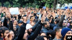 6일 튀니지 야당 지도자 초크리 벨라이드 암살에 항의하는 시위대.