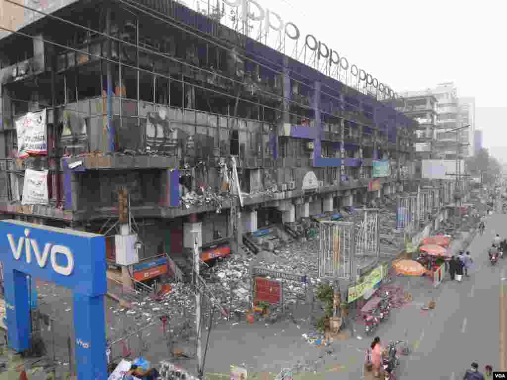 حفیظ سینٹر میں 18 اکتوبر کی صبح شارٹ سرکٹنگ کی وجہ سے آگ بھڑک اُٹھی تھی جس نے دیکھتے ہی دیکھتے دوسرے اور تیسرے فلور کو اپنی لپیٹ میں لے لیا تھا۔ &nbsp;