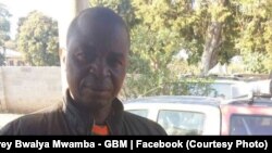 Le vice-président du Parti uni pour le développement national (UPND), Geoffrey Mwamba, brandit des gaz lacrymogènes qu’il accuse la police d’avoir lancés à son domicile, où se trouvaient son épouse, ses enfants et ses petits-enfants, à Kasama (nord), 