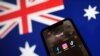 Aplikasi Facebook, Instagram, dan TikTok di depan bendera Australia, dalam ilustrasi yang diambil pada 29 November 2024. (Foto: Edgar Su/Reuters)