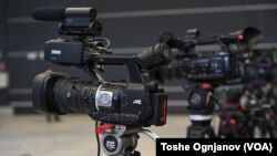 Приходот во приватниот медиумски сектор е под просечната плата во државата, 28.860 денари во 2021 година (приближно 470 евра), се наведува во извештајот