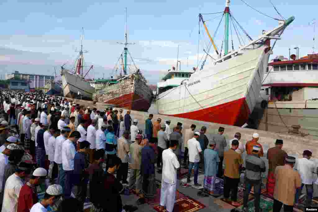 Warga Muslim melakukan shalat Idul Fitri di pelabuhan Sunda Kelapa di Jakarta.
