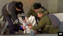 27일 러시아 수색팀이 흑해에서 추락 사고기에서 비행기록장치를 꺼내고 있다. 러시아 로시야 원 TV 화면 캡처.