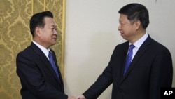 朝鲜国务委员会副委员长、党中央副委员长崔龙海(左)与中共中央对外联络部部长宋涛在平壤会面 (2017年11月18日)