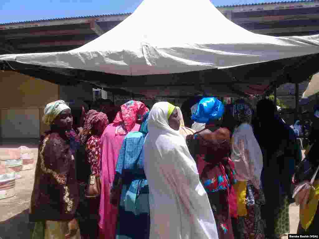 Matasa Masu Koyon Sana'ar Gasa Kajin Gargajiya