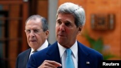 Menlu Rusia Sergey Lavrov (kiri) dan Menlu AS John Kerry menghadiri pertemuan bilateral di sela jadwal rapat KTT APEC di Nusa Dua, Bali (7/10).
