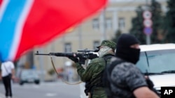 13일 우크라이나 동부 도네츠크에서 친-러시아계 군인이 경계근무를 서고 있다.