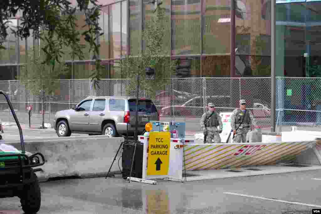 Brojni bezbjednosni punktovi na putu do sale u kojoj se održava konvencija. (J. Featherly/VOA)