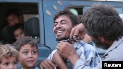 Wani da ya dawo birnin Manbij na Siriya na aske gemu 