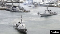 Kapal perusak Aegis Myoko (kiri) dan Kongo, yang dilengkapi dengan pencegat misil SM-3 beranjak meninggalkan pangkalan angkatan laut Jepang (JMSDF) di Sasebo, untuk mengantisipasi peluncuran roket Korut (6/12).