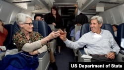 ابراز شادمانی جان کری و وندی شرمن در هواپیما در حال بازگشت به ایالات متحده پس از پایان موفقیت آمیز مذاکرات ۱۹ روزه اتمی در وین