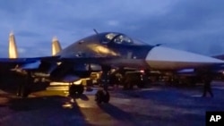 Pesawat tempur Rusia siap meninggalkan pangkalan udara Hemeimeem di Suriah untuk kembali ke Rusia (15/3).