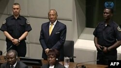 Pemerintah Sierra Leone menyambut baik keputusan hukuman bagi mantan Presiden Liberia Charles Taylor (tengah) atas kejahatan perang yang dilakukannya di Sierra Leone.
