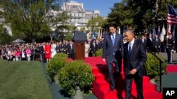 2015年4月28日，美国总统奥巴马在白宫南草坪为来访的日本首相安倍晋三举行欢迎仪式。