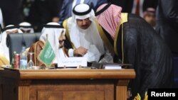 Saudi King Salman (L) speaks with his delegations during the opening meeting of the Arab Summit in Sharm el-Sheikh, Egypt, March 28, 2015.
