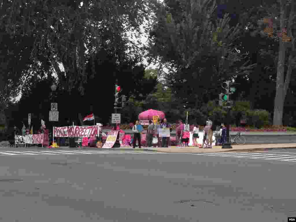 反对美国军事干预叙利亚的抗议标语和宣传品。