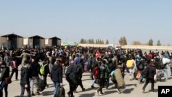 Machi 18, 2020, maelfu ya wakimbizi wa Afghanistan wakitembea kuingia Afghanistan katika mpaka wa Islam Qala unaokatiza kuingia Iran, magharibi ya mkoa wa Herat. Taliban walikuwa wanaudhibiti maka wa Islam Qala.