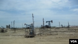 资料照： 阿塞拜疆首都巴库郊外里海岸边的采油设施。 (美国之音白桦拍摄)
