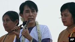 昂山素季在竞选活动上对支持者讲话（2012年2月）