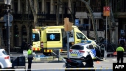 មន្ត្រី​ពន្លត់អគ្គិភ័យ សង្កាត់ Butte ឈរមមើលអណ្តាតភ្លើងផ្ទុះ​ឡើង​នៅ​ក្បែរ​រថយន្តនៅ​ ទីក្រុង Oroville រដ្ឋ​កាលីហ្វ័រញ៉ា។