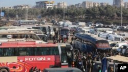 시리아 알레포 지역에서 탈출한 주민들이 20일 이들리브 지역의 난민캠프에 도착했다.