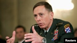 David Petraeus témoigne lors d'une audience à Capitol Hill, à Washington, le 23 janvier 2007.