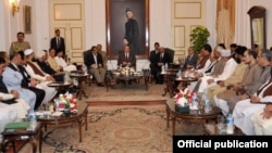 اسلام آباد کې د وزيراعظم نوازشریف په مشري کې کانفرنس کې په پارليمان کې موجودسياسي ګوندونو نمايندګانو، د څلورو صوبو اعلي وزيرانو نه علاوه دپوځ سرلښکر جنرال اشفاق پرويز کياني اؤ د آي ايس آي مشر هم شامل وؤ