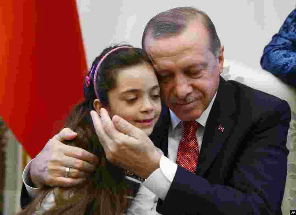 ប្រធានាធិបតី​តួកគី​លោក Recep Tayyip Erdogan ឱប​កុមារី Bana Al-Abed អាយុ​ ០៧ឆ្នាំ ពី​ក្រុង​ Aleppo ប្រទេស​ស៊ីរី នៅ​វិមាន​ប្រធានាធិបតី​ ក្នុង​ក្រុង​អង់ការ៉ា។ សារ​នៅ​លើគេហទំព័រ​ Twitter របស់​កុមារី Bana បាន​រីកសាយភាយ​ពាស​ពេញ​បណ្តាញ​សង្គម​មួយ​នេះ។