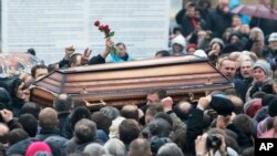 최근 시위 도중 숨진 시민의 운구를 운반하는 시위대들 