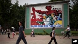 지난달 16일 평양 거리에 '군사 원칙에 입각한 경제 건설'을 강조하는 포스터가 걸려있다.