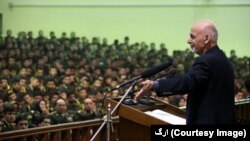 آقای غنی در مراسم فراغت محصلان نظامی از پوهنتون نظامی مارشال فهیم سخنرانی می‌کرد